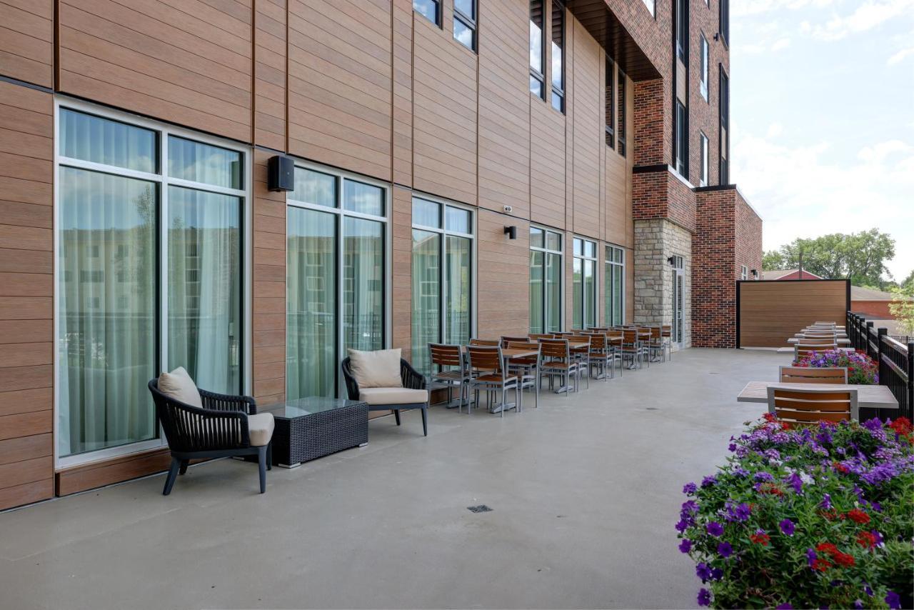 Courtyard By Marriott Iowa City University Heights Екстериор снимка