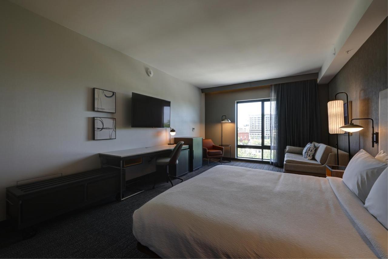 Courtyard By Marriott Iowa City University Heights Екстериор снимка