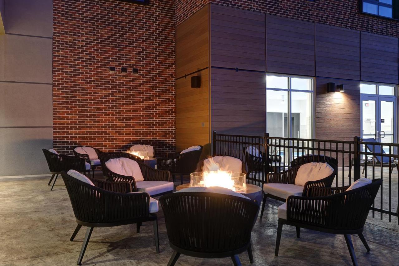 Courtyard By Marriott Iowa City University Heights Екстериор снимка