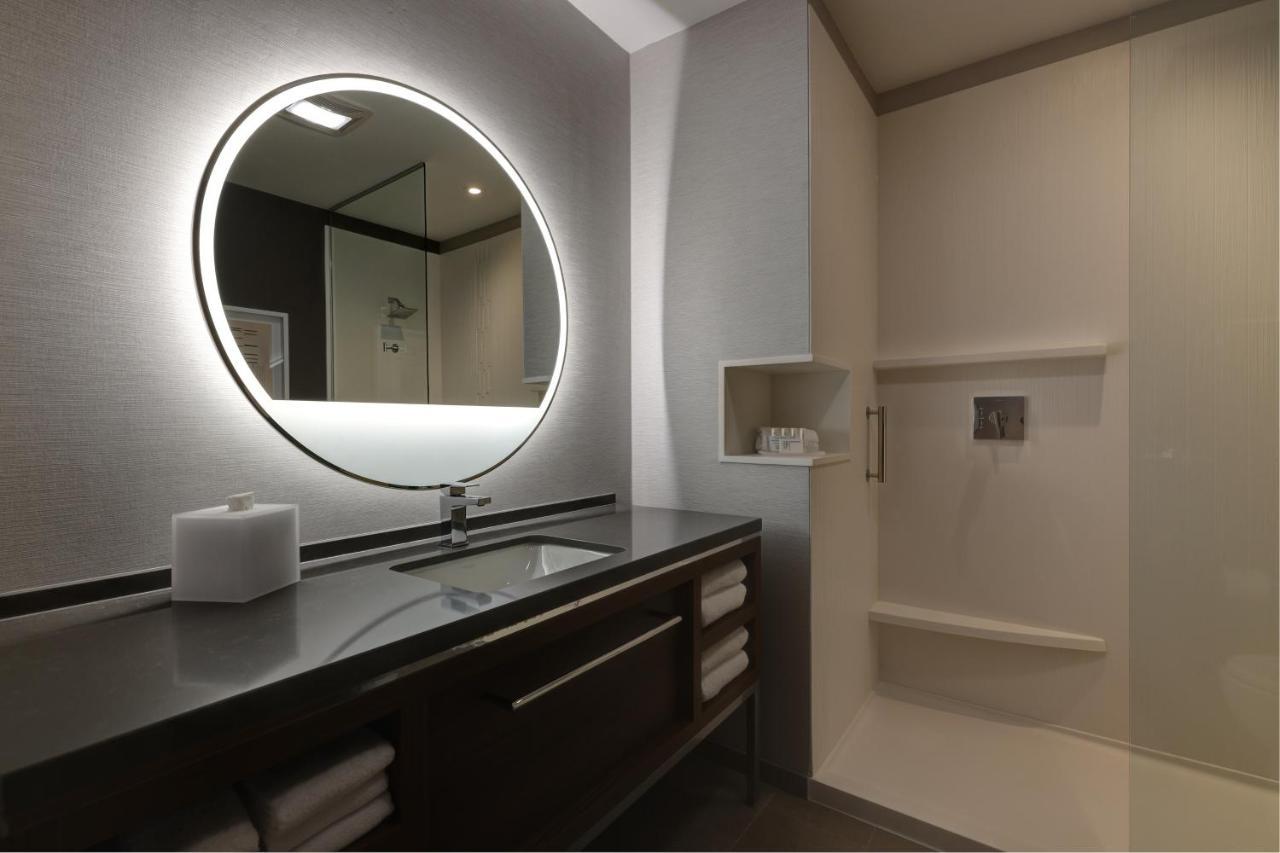 Courtyard By Marriott Iowa City University Heights Екстериор снимка