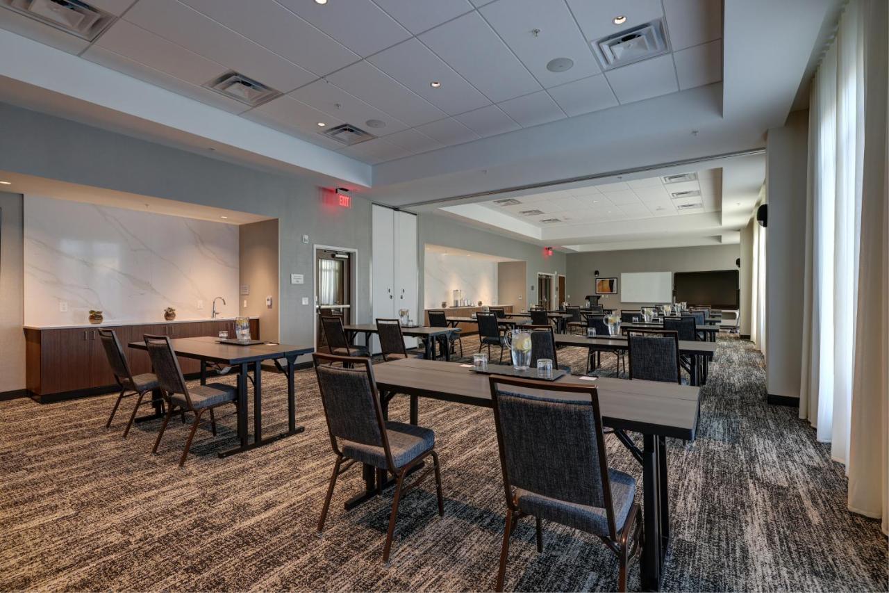 Courtyard By Marriott Iowa City University Heights Екстериор снимка