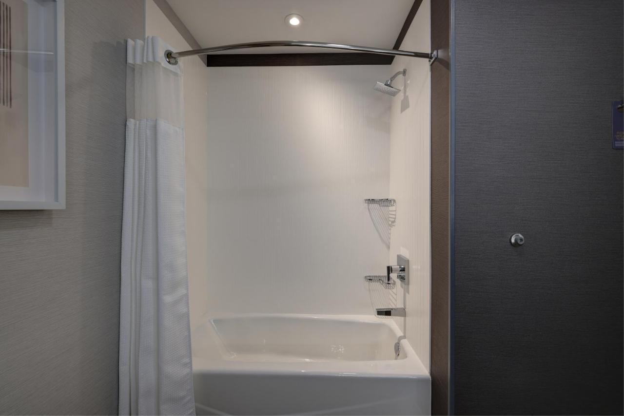 Courtyard By Marriott Iowa City University Heights Екстериор снимка