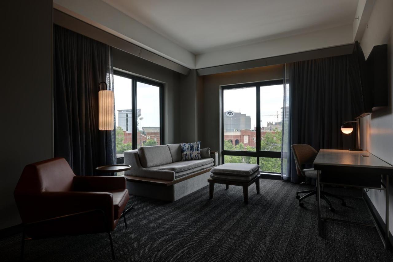 Courtyard By Marriott Iowa City University Heights Екстериор снимка