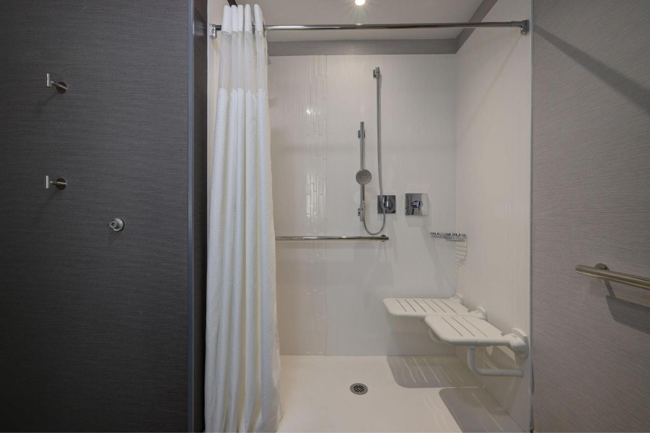 Courtyard By Marriott Iowa City University Heights Екстериор снимка