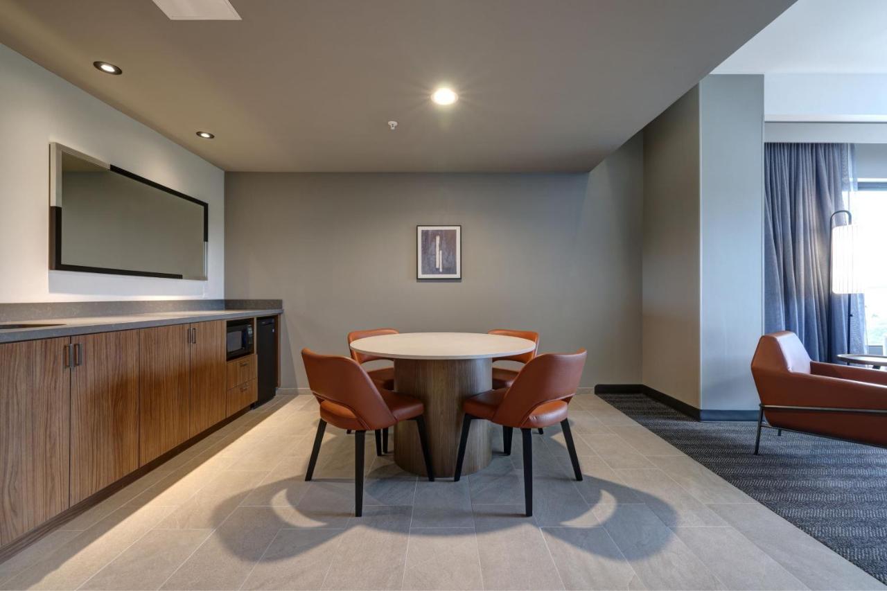 Courtyard By Marriott Iowa City University Heights Екстериор снимка