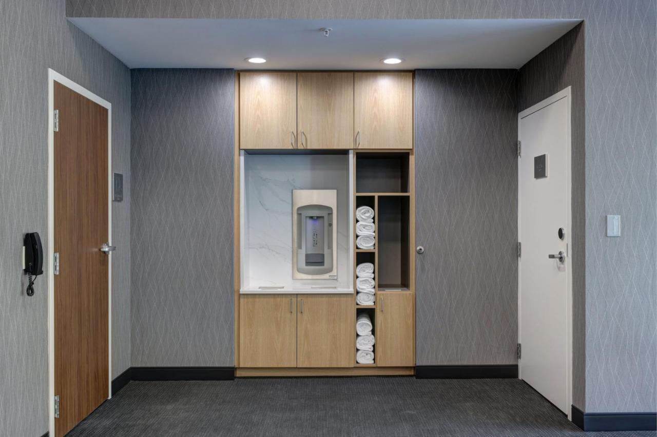 Courtyard By Marriott Iowa City University Heights Екстериор снимка