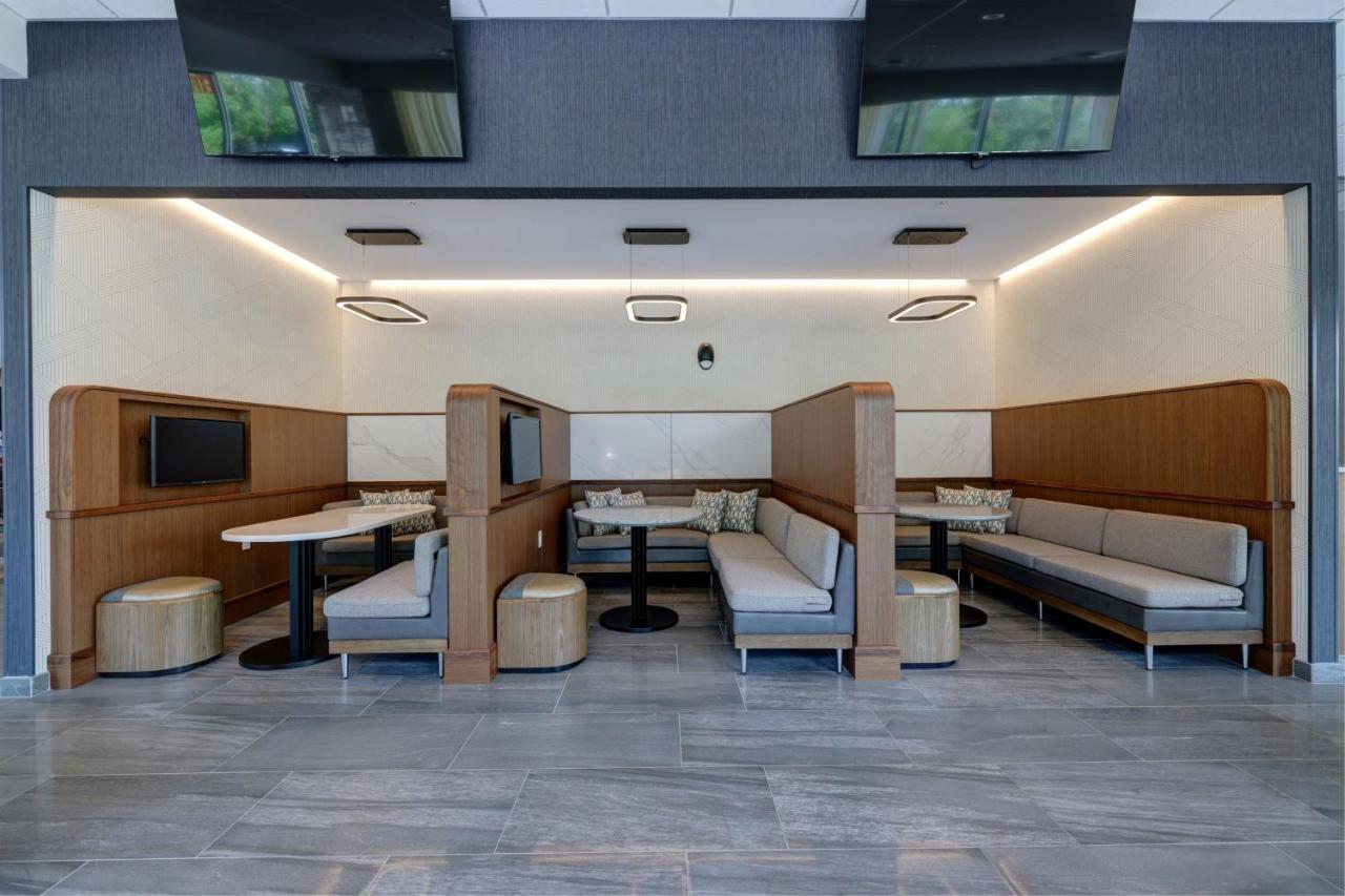 Courtyard By Marriott Iowa City University Heights Екстериор снимка